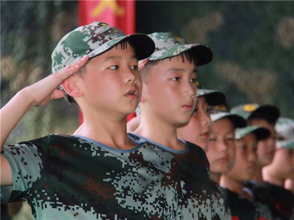 小战士敬礼